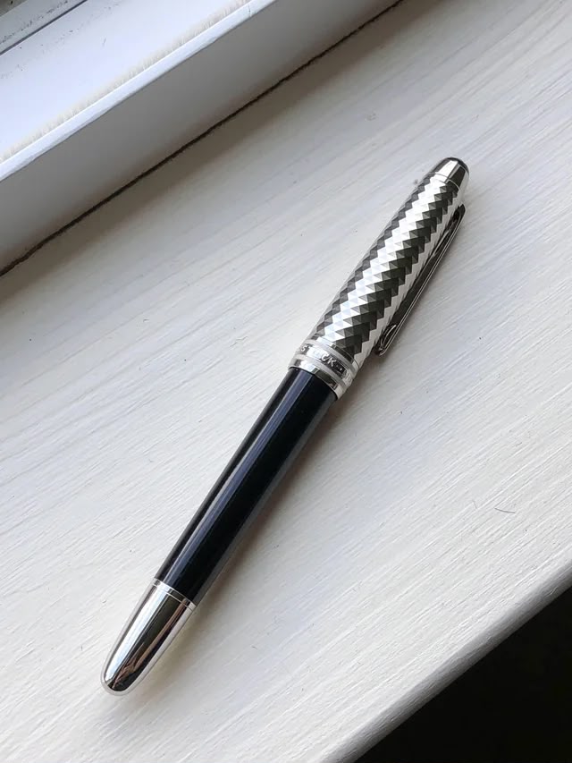 Meisterstück Doué Geometry Classique Rollerball Pen – Platinum Tone
